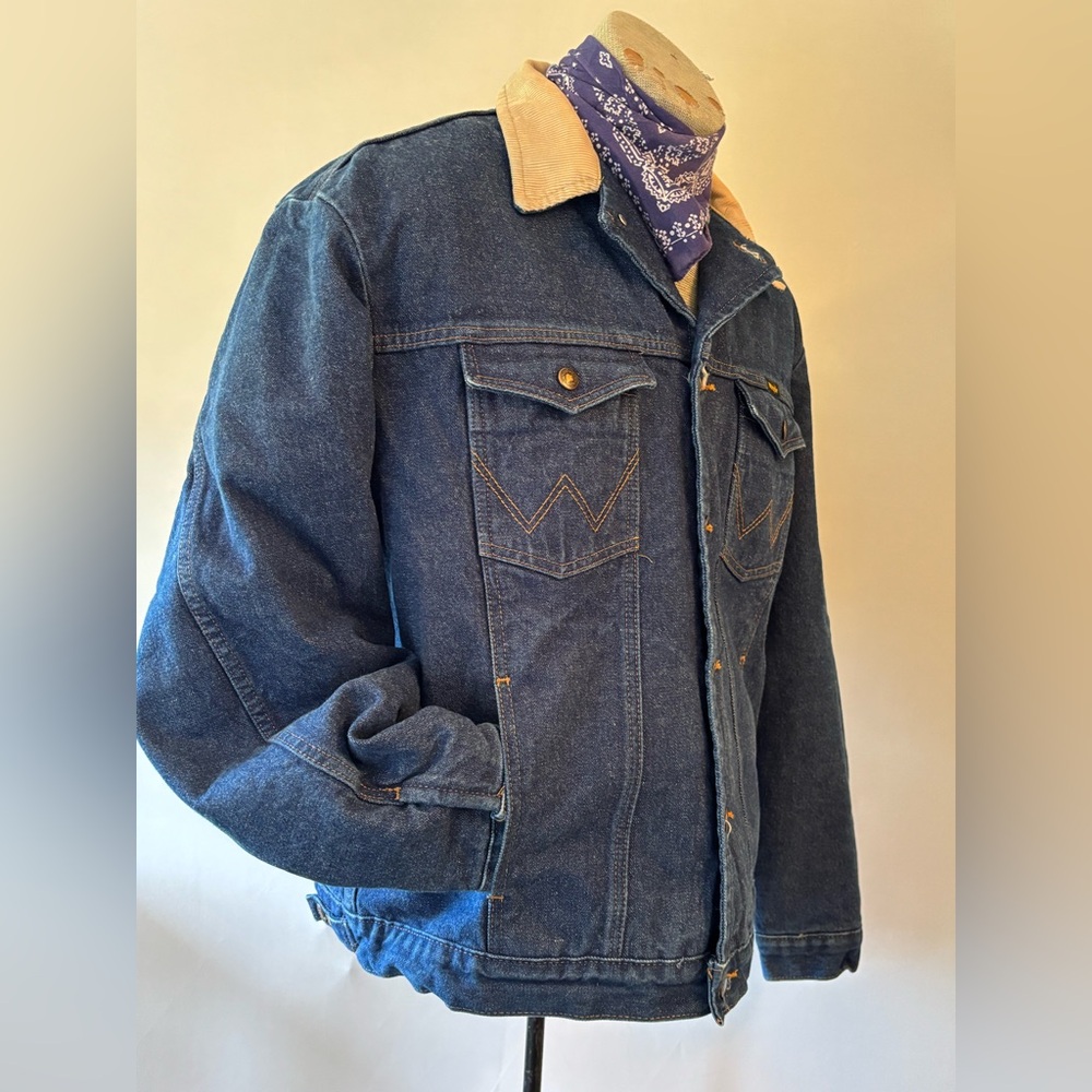 Vintage Wrangler Blue Denim lined Jacket w/tan cord Collar. Hardly worn sz 44.